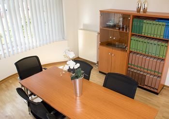 Besprechungsraum mit Bücherregal - Rechtsanwälte & Notar Kirschner & Kleine in Meppen