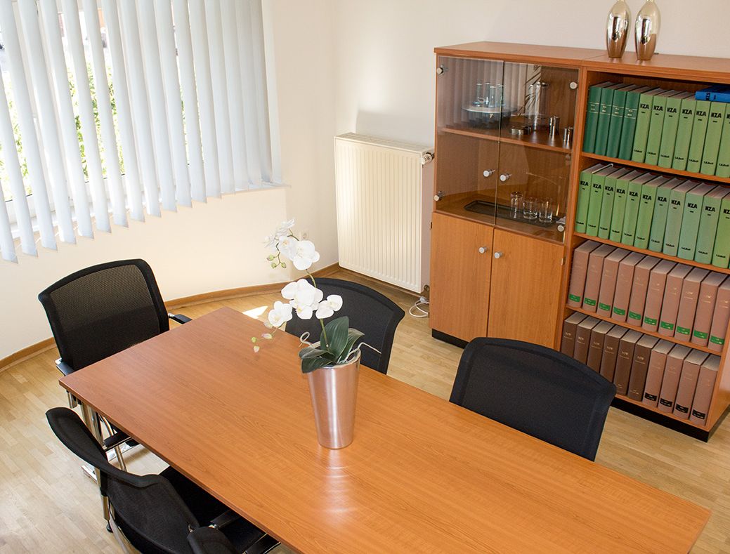 Besprechungsraum mit Bücherregal - Rechtsanwälte & Notar Kirschner & Kleine in Meppen
